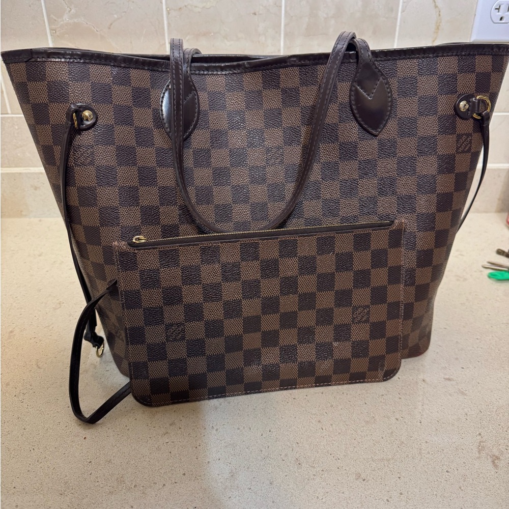 Louis Vuitton Neverfull MM and pouch